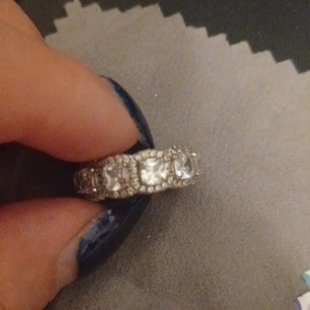 Everly Band Ring - Picture 4 of 4